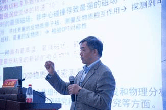 穿着西装笔挺的男子与配字描述已自动生成