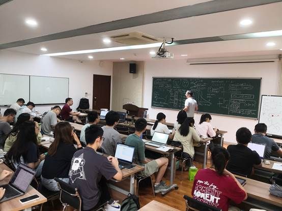 会议室里的人们 描述已自动生成